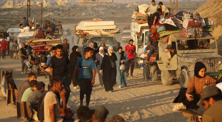 جموع من اهالي قطاع غزة بنزحون من مكان لأخر هربا من بطش الاحتلال