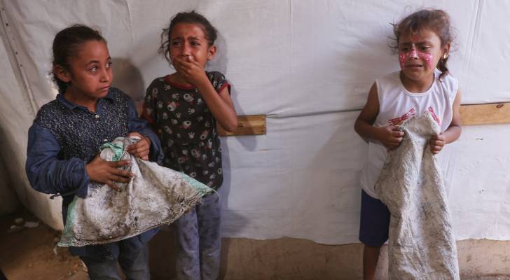 فتيات فلسطينيات يبكين بعد غارة للاحتلال استهدفت خيمة للنازحين داخل ساحات مستشفى شهداء الأقصى