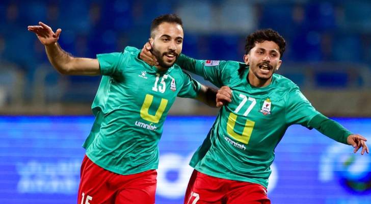 لاعبو الوحدات يحتفلون بهدف سابق