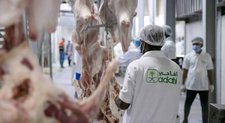 أحد العاملين في مشروع المملكة العربية السعودية للإفادة من الهدي والأضاحي يجهز الاضاحي للتوزيع