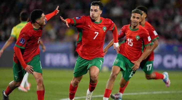 لاعبو المغرب يحتفلون بهدف