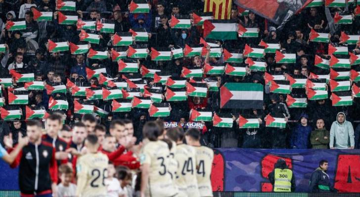 مشجعون يرفعون أعلام فلسطين
