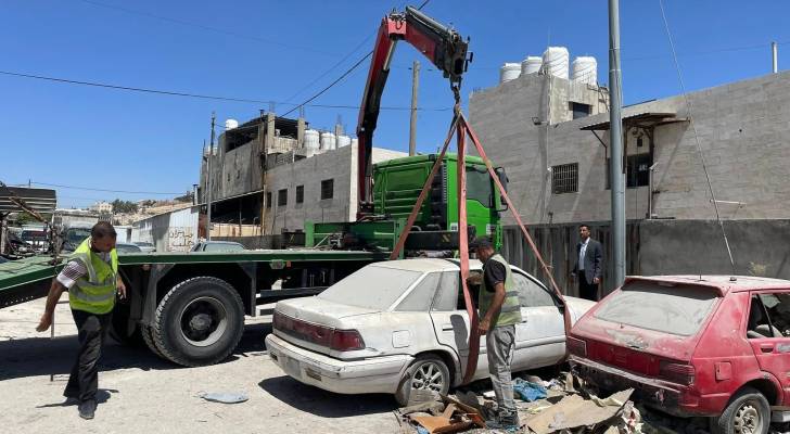 كوادر الامانة تزيل سيارات مهجورة في العاصمة عمان.. ارشيفية