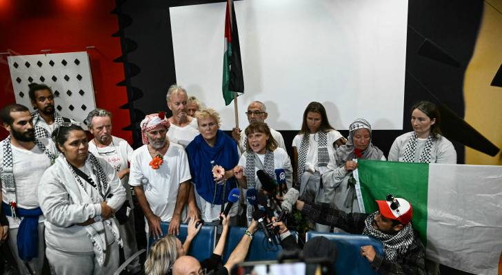 ناشطو أسطول الصمود بينهم غريتا تونبرغ يصلون أثينا بعد ترحيلهم من فلسطين المحتلة
