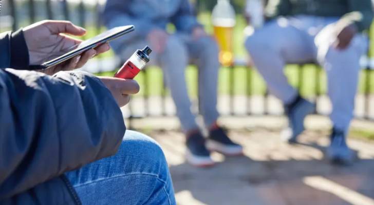 "الصحة العالمية" تحذر من "موجة إدمان جديدة": 15 مليون مراهق يستخدمون السجائر الإلكترونية