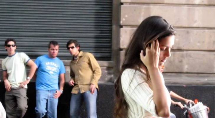مجموعة من الشباب يعاكسون فتاة.. تعبيرية
