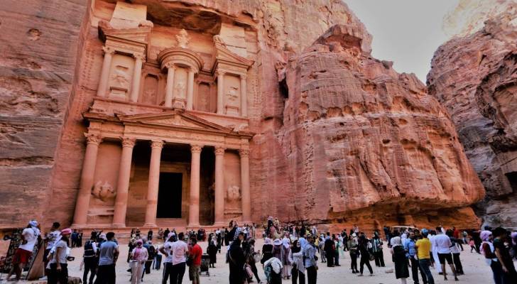 سياح في البترا