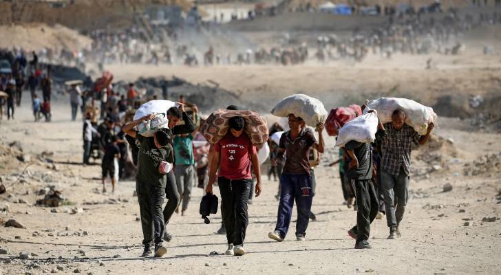 فلسطينيون يتلقون مساعدات انسانية