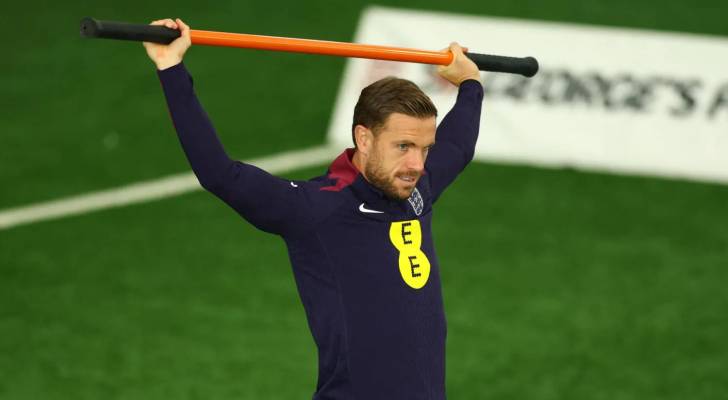 لاعب خط الوسط المخضرم جوردان هندرسون