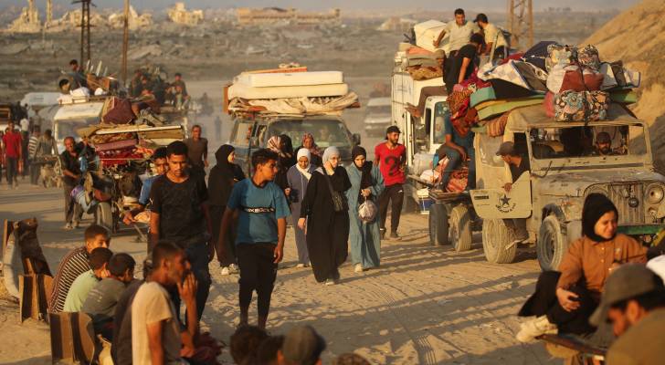 جموع غفيرة من الفلسطينيين  ينزحون من مكان لاخر  في قطاع غزة بسبب قصف الاحتلال