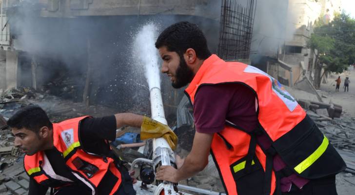 عناصر الدفاع المدني في غزة يخمدون حريق نشبت بسبب قصف الاحتلال.. ارشيفية