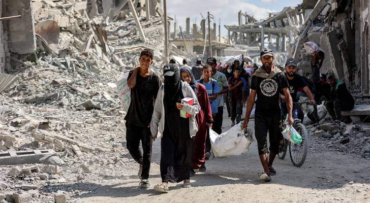 نازحون يعودون لمنازلها عقب إعلان وقف إطلاق النار بغزة