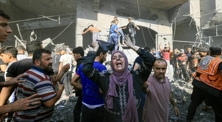 فلسطينية تبكي جراء استشهاد أقارب لها بغزة