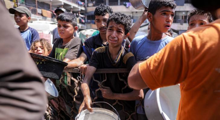 اطفال يسعون للحصول على مساعدات غذائية.. ارشيفية