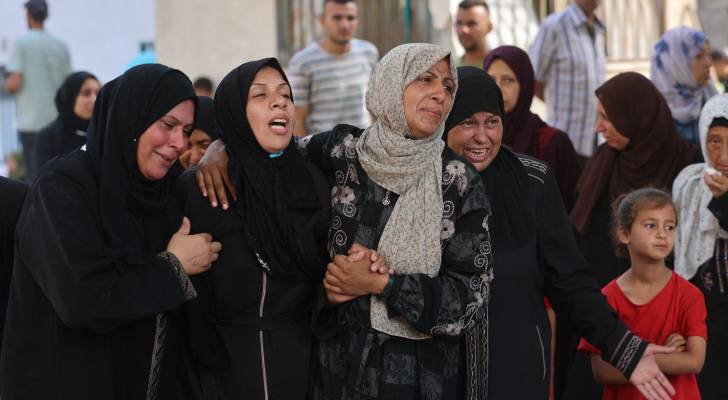 مجموعة من السيدات الفلسطينيات يبكين بعد استشهاد احد افراد عائلتهن