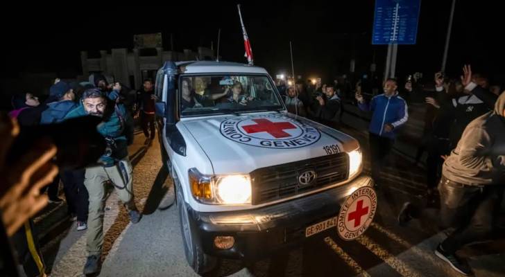 نقل المحتجزين في مركبات الصليب الأحمر