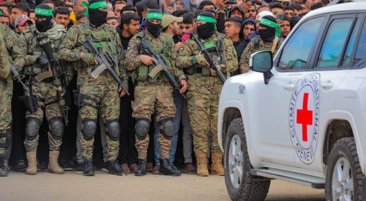 مقاتلوا كتائب القسام رفقة سيارة الصليب الاحمر