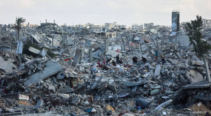 فلسطينيون بين أنقاض المباني وسط الدمار الواسع نتيجة قصف الاحتلال في خان يونس جنوب قطاع غزة