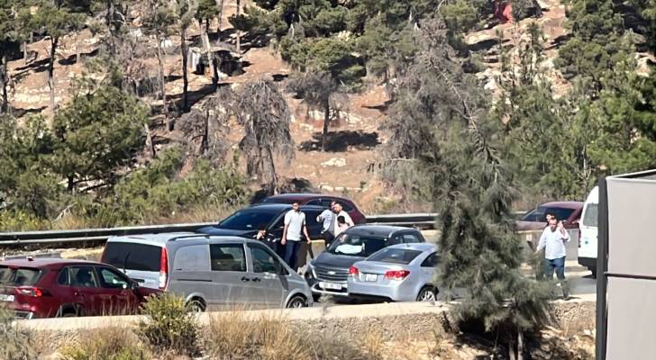 حادث تصادم بين مركبة وقلاب في شارع السلام بناعور