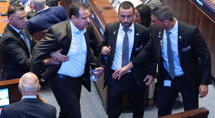 لحظة اخراج النائبين أيمن عودة وعوفر كاسيف من الكنيست