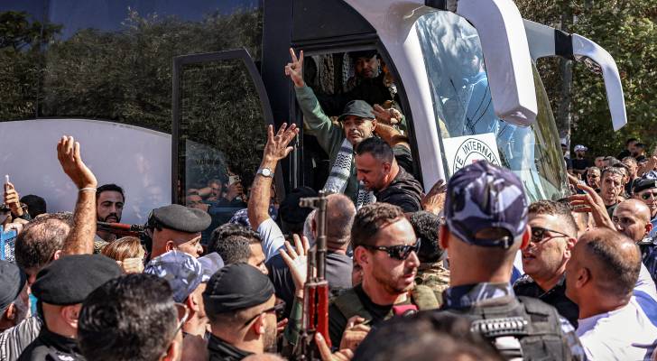 لحظة نزول اسرى مفرج عنهم من الحافلة التي اقلتهم من سجون الاحتلال