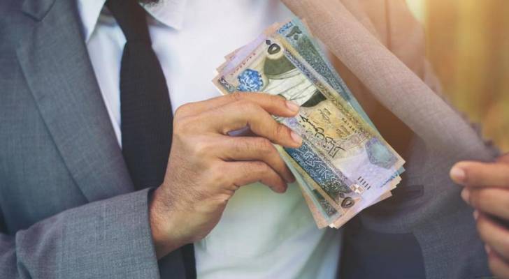 مواطن يضع قرض شخصي حصل عليه من احد البنوك.. ارشيفية
