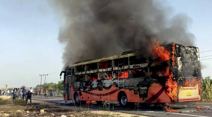اندلع حريق في حافلة كانت تسافر من جايسالمر إلى جودبور بالقرب من قرية "ثايات" في مقاطعة جايسالمر بولاية راجستان