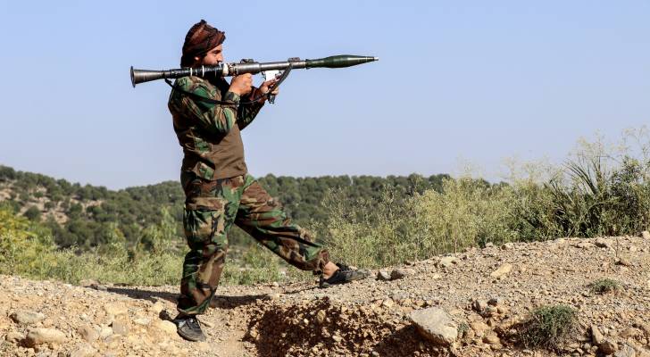 أحد أفراد أمن طالبان يحمل (RPG) أثناء وقوفه حارسا في منطقة زازاي ميدان بالقرب من الحدود الأفغانية الباكستانية