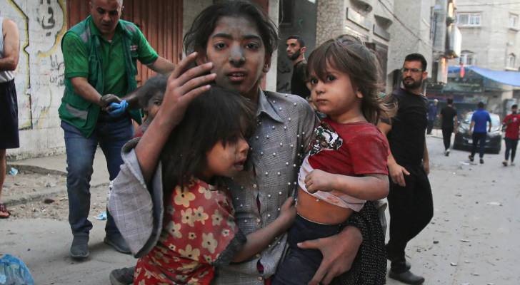 أطفال يهربون من قصف الاحتلال في قطاع غزة.. ارشيفية