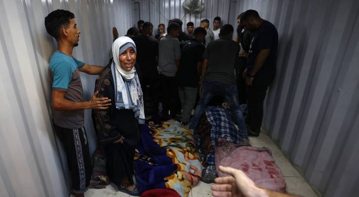 فلسطينيون يتعرفون على جثامين اقاربهم في ثلاجة للموتى