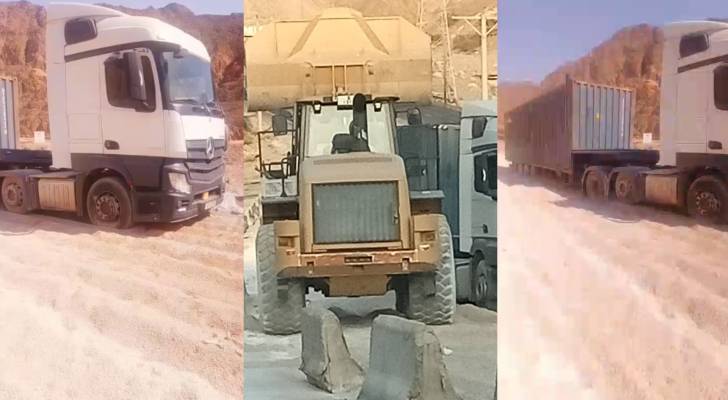 وزارة الأشغال تتعامل مع شاحنه فقد سائقها السيطرة على الطريق الخلفي في العقبة