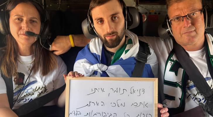 صورة الجندي ماتان إنغرست (في الوسط) أحد المحتجزين في غزة وأطلق حيا