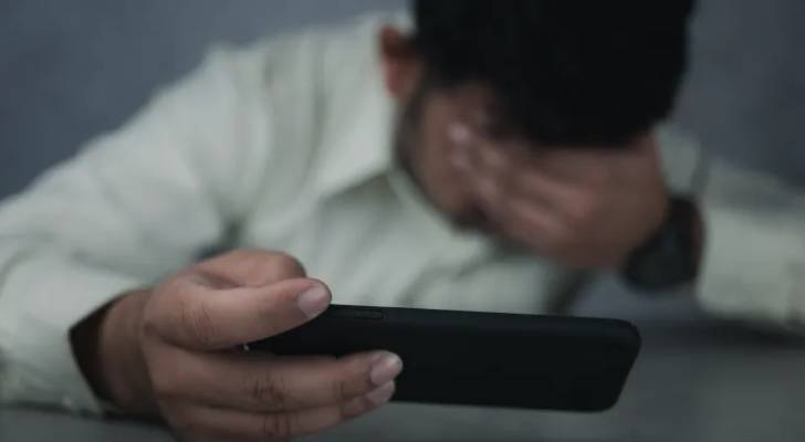 شاب يتعرض لابتزاز.. تعبيرية