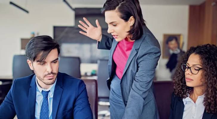 العنف الوظيفي: كيف تكتشف التهديدات الخفية في بيئة عملك قبل فوات الأوان؟