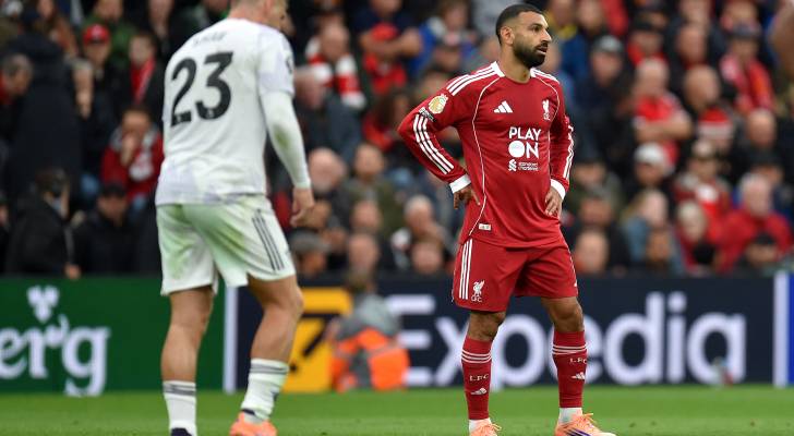 نجم ليفربول محمد صلاح يقم متأثرا بالهزيمة