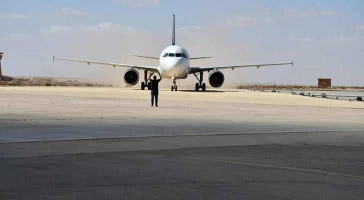 طائرة على المدرج