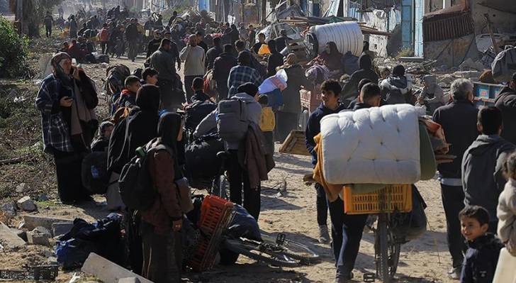 فلسطينيون ينزحزن من احد المخيمات في الضفة الغربية