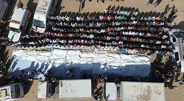 حشودا من المواطنين والطواقم الطبية شاركوا في الصلاة على الجثامين