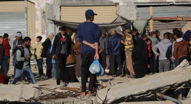 طفل يحمل الخبز في قطاع غزة