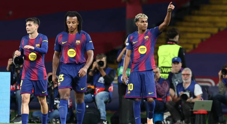 نجم برشلونة الشاب لامين يامال يحتفل بهدف سابق