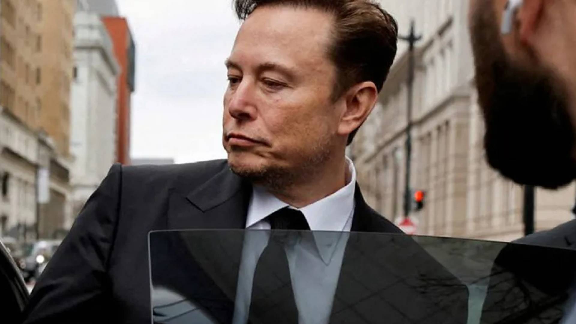 ضربة محرجة لماسك؟ "غروكيبيديا" تتعثر في يومها الأول وسط تشكيك بـ "حيادها"