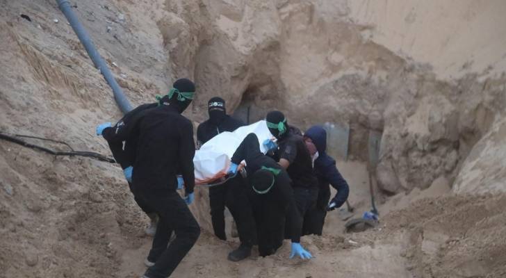 عناصر من القسام يعثرون على جثة محتجز في خان يونس