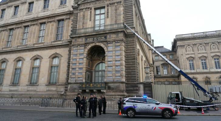 متحف اللوفر: آخر مستجدات سرقة القرن.. أين جواهر التاج الفرنسي؟