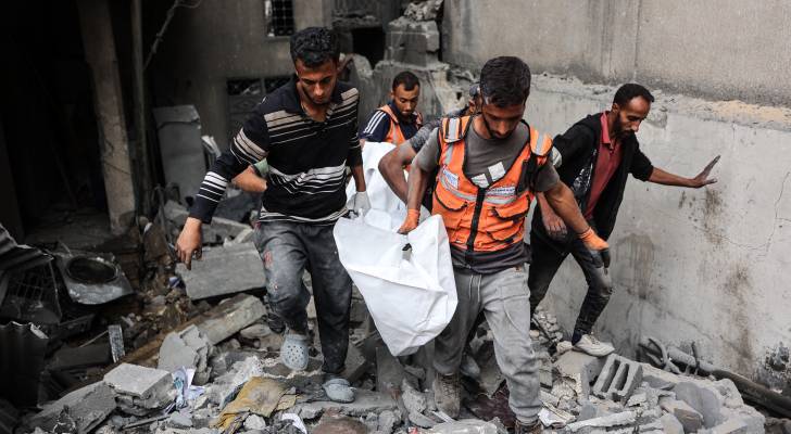 استخراج جثامين من تحت الأنقاض في غزة