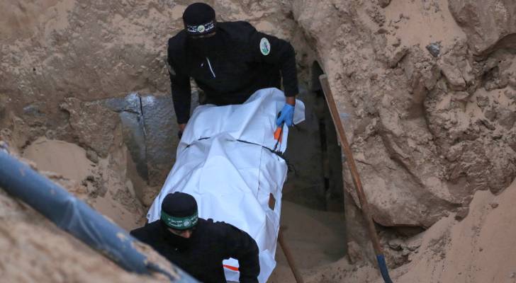 عناصر من القسام ينتشلون جثة أحد المحتجزين