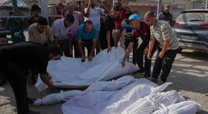 الصليب الأحمر ينقل جثامين شهداء انتشلهم من تحت الانقاض