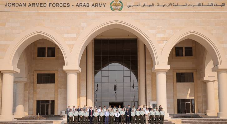 اللواء الركن يوسف أحمد الحنيطي مع المستشار الخاص للشؤون العسكرية البريطانية للشرق الأوسط الفريق بحري إدوارد ألغرين والوفد المرافق