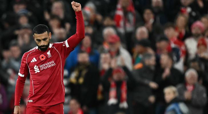 نجم ليفربول محمد صلاح يحتفل بهدف