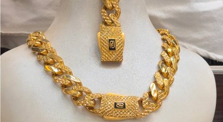 قطعة من الذهب معروضة في احد محال عمان