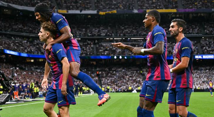 لاعبو برشلونة يحتفلون بهدف سابق